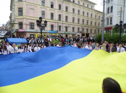 Чернівецькі студенти розгорнули на Центральній площі міста величезний блакитно-жовтий стяг