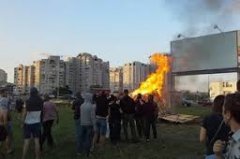   В Дарницькому районі активісти спалили паркан на знак протесту проти забудовників "черновецького"