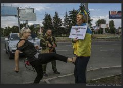 Жінку в Донецьку прив’язали до стовпа за підозру у допомозі військовим – New-York Times