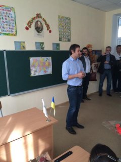 Андрій Пишний та Святослав Вакарчук відкрили   відбудовану школу в Слов'янську  