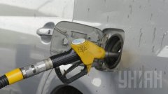 Внаслідок падіння цін на нафту бензин в Україні має подешевшати - Яценюк