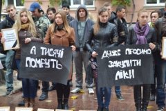 Чернівецькі активісти вимагали у влади закупити медичні препарати для важкохворих