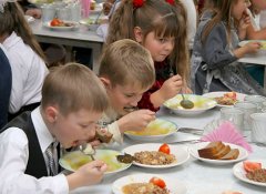 Учні в «чорнобильських» селах нарешті забезпечені безкоштовними гарячими обідами