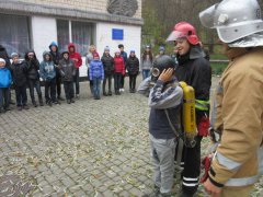В рамках Тижня знань з безпеки життєдіяльності рятувальники відвідали дитячий будинок в Кіцманському районі