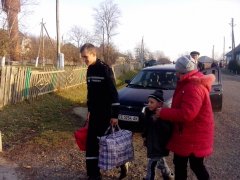 Рятувальники зустріли та допомогли розселити переселенців з Луганської області