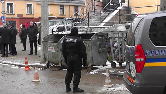 Міліція Буковини розшукує зловмисника, який викинув у сміттєвий бак частини тіла невідомої особи Міліція Буковини розшукує зловмисника, який викинув у сміттєвий бак частини тіла невідомої особи