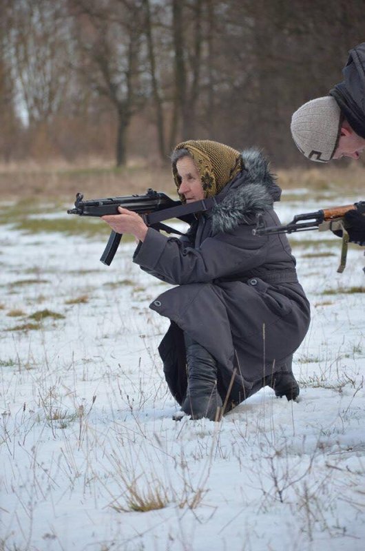 Путіна ніщо не врятує: 68-річна бабця зі Львова з автоматом йде на війну (фото)