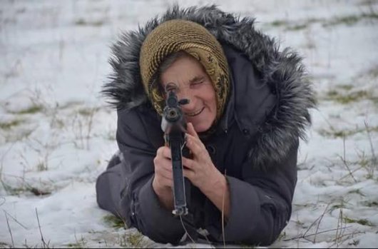 Путіна ніщо не врятує: 68-річна бабця зі Львова з автоматом йде на війну (фото)