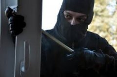 На Буковині невідомі у масках пограбували будинок і побили власника
