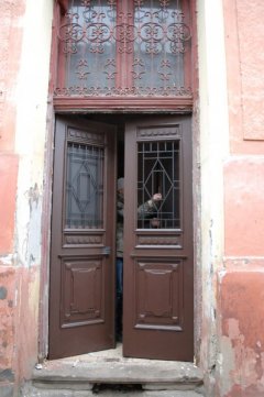 У Чернівцях по вулиці Штейнбарга відновлено старовинні австрійські двері