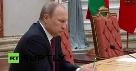 Знервований Путін у Мінську пішов стопами Януковича (відео)