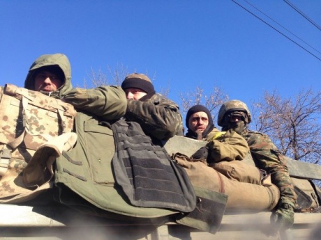 Українські військові прориваються з Дебальцевого невеликими групами, — джерело
