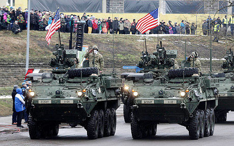 Військові США та Великобританії провели парад на кордоні з Росією