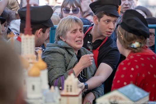 “Дайте жрать”: Москвичі ламали грати і давили “мєнтів” заради халявної паски (фото)