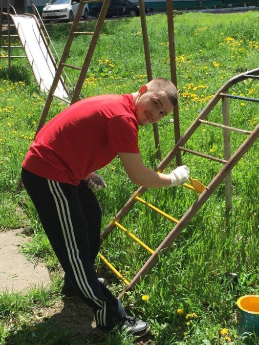 Чернівецькі активісти відновили та пофарбували дитячий майданчик в патріотичні кольори