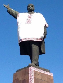 У Запоріжжі  зодягли у вишиванку Леніна