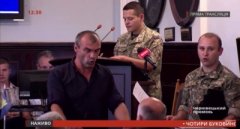Представник військкомату Чернівців роздає повістки депутатам міськради