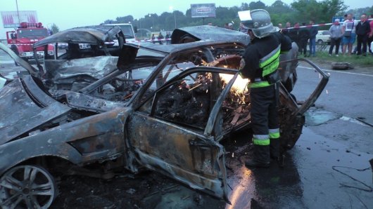 В Новоселицькому районі внаслідок ДТП сталася пожежа в 2 автомобілях, під час якої загинуло 4 людини