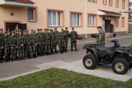 Чернівецьким ліцеїстам на кордоні з Румунією показали особливості несення прикордонної служби