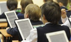 Українські школи хочуть перевести з підручників на планшети