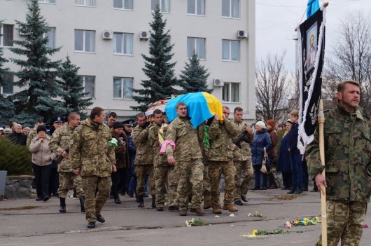 Новодністровськ попрощався із померлим від опіків у зоні АТО Сергієм Корнецьким