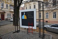 На площі Філармонії з'явився власний, чернівецький "Чорний квадрат Малевича"