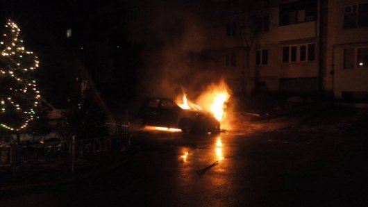 У Чернівцях цієї ночі вибухнуло авто