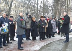 Діячі культури Буковини поклали квіти до пам'ятника Юрію Федьковичу (ФОТО) 