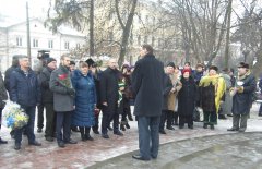 Діячі культури Буковини поклали квіти до пам'ятника Юрію Федьковичу (ФОТО) 