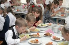 Чернівецькі учні початкових класів більше не їстимуть в школі на сніданок кашу