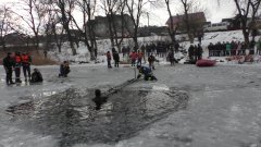 Чернівецькі рятувальники демонстрували школярам свої навички з порятунку людей на льоду