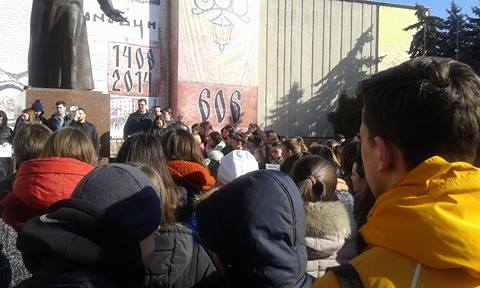 На Центральній площі Чернівців студенти БДФЕУ мітингують проти приєднання до ЧНУ