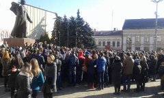 На Центральній площі Чернівців студенти БДФЕУ мітингують проти приєднання до ЧНУ