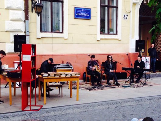 День книги в Чернівцях відзначили вуличним концертом