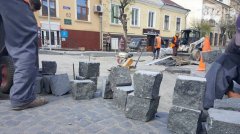 Багатостраждальну вулицю Хмельницького у Чернівцях нарешті вимощують бруківкою