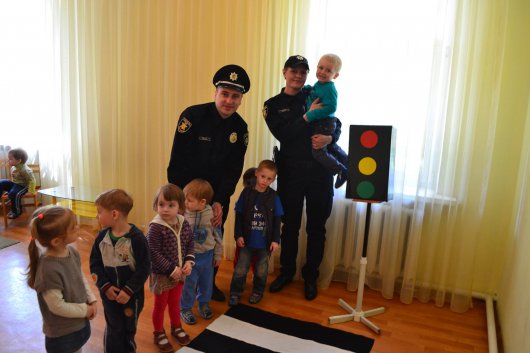Патрульні відвідали садок для дітей з вадами зору та Чернівецьку гімназію