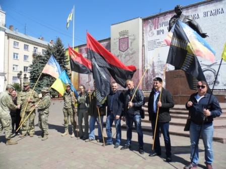 Буковинці вийшли на мітинг з підтримки Всеукраїнської акції \"Ні - корупції\", покликаної врятувати Україну                            ВІДЕО