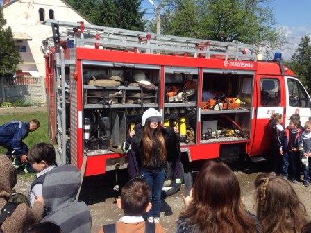 Чернівецькі рятувальники взяли участь у проведенні Дня цивільного захисту в школі