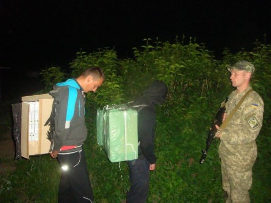 На Буковині прикордонники упередили спроби переправи сигарет до Румунії та затримали 3 осіб