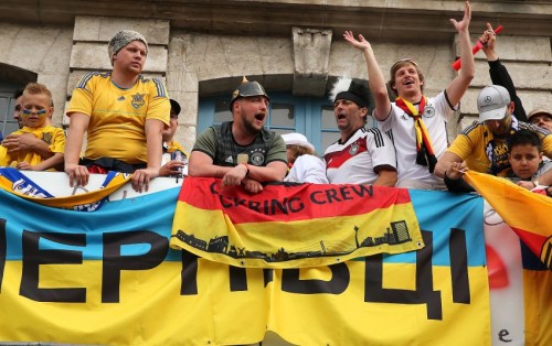 Німецькі уболівальники намагались відібрати  український прапор із написом "Чернівці"