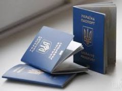 Отримати закордонний паспорт у Чернівцях непросто
