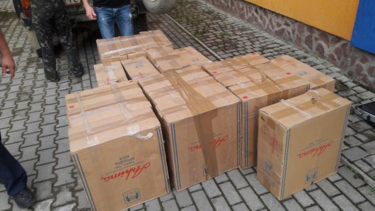 На Путильщині правоохоронці затримали автомобіль з 18 ящиками незаконно виготовлених цигарок