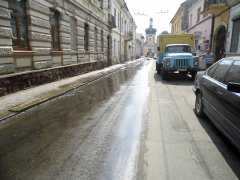 Руською вулицею у центрі міста з самого ранку тече вода. Люди апелюють до всіх інстанцій…(фоторепортаж)