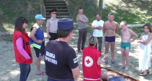 Рятувальники та працівники Червоного Хреста навчали громадян безпечному відпочинку на воді