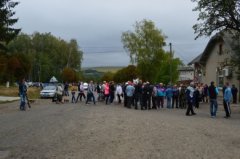 У Іванківцях на Кіцманщині люди перекрили дорогу і протестують проти звезення до села "чужого" сміття 