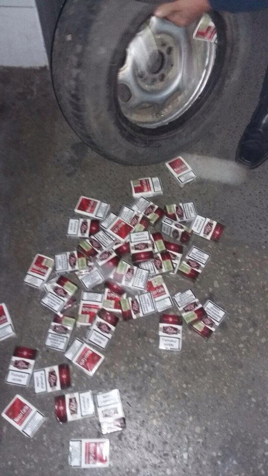 500 пачок сигарет виявили буковинські митники у колесах автомобіля