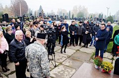 На кладовищі на центральні алеї освятили пам’ятник воїну АТО Леоніду Петихачному