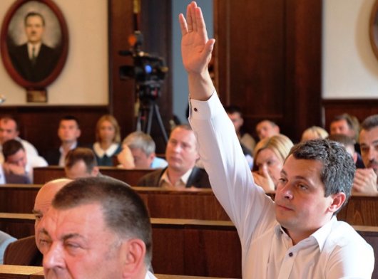 Чернівецькому депутату, якого підозрюють у підкупі виборців, заборонили виїзд за кордон