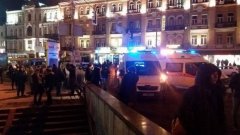 У центрі Києва мітингувальники розтрощили приміщення "Сбербанку"