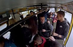 Дівчина раптово виконує Гімн України в громадському транспорті